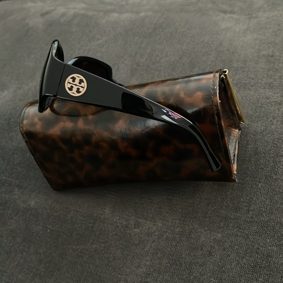 Tory Burch Black Sunglasses with Bold Frames and Dark Lenses - Picture 7 of 9